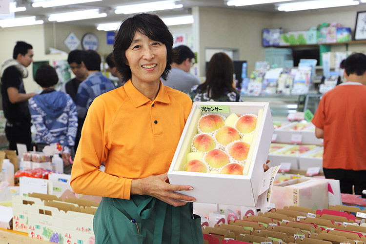 四半世紀以上にわたり、農家とお客様との架け橋として活躍する「桃茂実苑」よりお届けいたします。